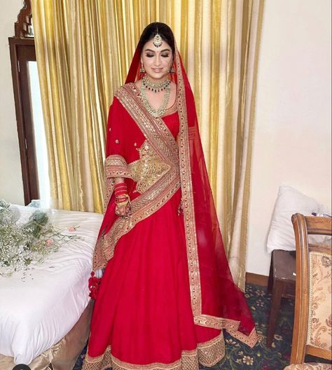 Mata Pujan Dress, Rajasthani Bridal Lehenga, Red Lengha, Dress For Bride, Gorgeous Smile, Bride Indian, Rajasthani Dress, Simple Bride, Reception Look