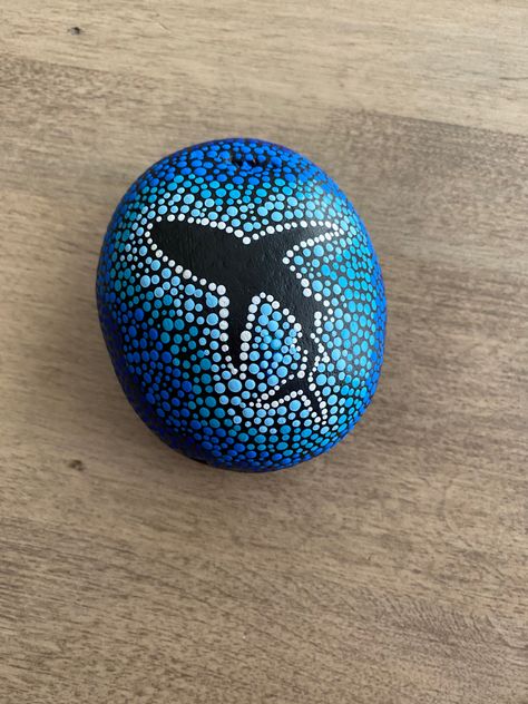 Painted Rocks Ideas Aesthetic, Shark Painted Rocks Ideas, Ocean Dot Painting, Rock Painting Ocean, Ocean Rock Painting, Painted Shark Rock, Rock Painting Ideas Aesthetic, Shark Painting, Stone Pictures Pebble Art