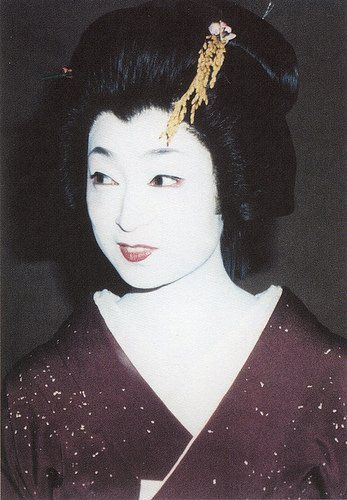 GEISHA MINEKO IWASAKI.........SOURCE BING IMAGES............. Mineko Iwasaki, I Am Trash, Geisha Makeup, Japanese Things, Traditional Japanese Art, Japanese Geisha, Elizabeth I, Fed Up, Pose Reference Photo