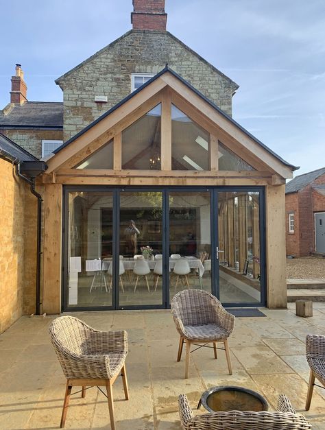 Open plan Oak frame extension, Creaton | Bespoak Timber Frames Timber Frame Cottage, Timber Frame Kitchen, Timber Frame Extension, Barn Conversion Interiors, Oak Framed Extensions, Orangery Extension, Bungalow Extensions, Cottage Extension, Beamed Ceilings