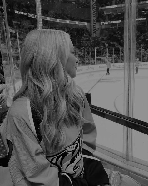 Shutout Avery Keelan Aesthetic, Sincerely The Puck Bunny, Puck Bunny Aesthetic, Offside Hearts Book Aesthetic, Hockey Love Aesthetic, Hockey Game Aesthetic, Hockey Bf Aesthetic, Watching Hockey Aesthetic, Ice Hockey Romance Aesthetic