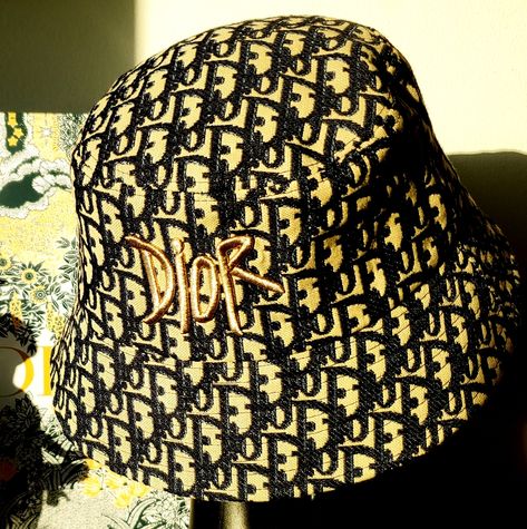 Christian Dior Reversible Oblique Monogram Jacquard Bucket Hat An Essential Piece From Maria Grazia Chiuri’s Collections, The Bucket Hat Is Reimagined By The House In A Modern And Contemporary Version. Crafted In A Cotton Blend, The Reversible Style Features A Solid Black Top, While The Other Is Adorned With The Embroidered Dior Oblique Motif. The Medium Brim Bucket Hat Lends The Finishing Touch To Any Day Look. Reversible Dior Oblique Motif Golden Dior Embroidered Logo Brim With Topstitching Ea Dior Bucket Hat, Dior Hat, Dior Monogram, Embroidered Bucket Hat, Amanda Uprichard Dress, Men Dior, Dior Oblique, Dior Accessories, Maria Grazia Chiuri