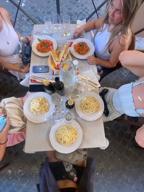 Italy Best Friend Pictures, Life In Italy Aesthetic, Milan Summer Aesthetic, Italy Friends Aesthetic, Living In Rome Aesthetic, Studying Abroad In Italy, Young Life Aesthetic, Rome With Friends, Rome Study Abroad