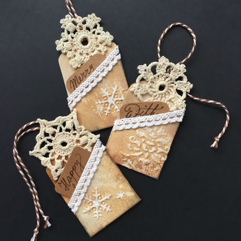 Crochet Gift Tags Christmas, Diy Christmas Gift Tags Easy, Gift Tag Diy, Gift Tags Diy Handmade, Crochet Gift Tags, Vintage Christmas Gift Tags, Christmas Gift Tags Diy, Snowflake Stencil, Hanging Items