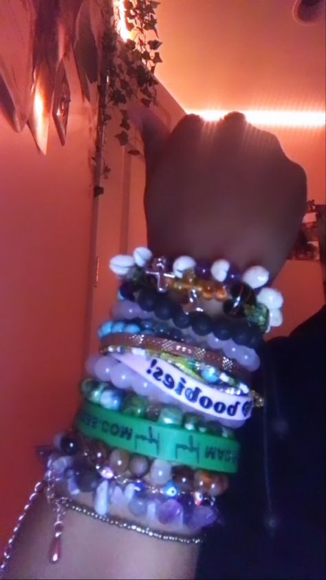 A Lot Of Bracelets On Wrist, Wrist Full Of Bracelets, Lots Of Bracelets On Wrist, Bracelets Black Women, Baddie Bracelets, Bracelets On Wrist, A Lot Of Bracelets, Lots Of Bracelets, Y2k Bracelets