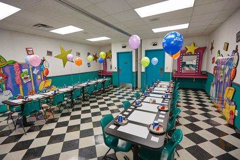 Birthday Party Room, Circus Liminal Space, Liminal Space Playground, Arcade Liminal Space, Liminal Space Aesthetic Mall, Playplace Liminal Space, Kid Core Aesthetic, Diner Aesthetic, Dreamcore Aesthetic