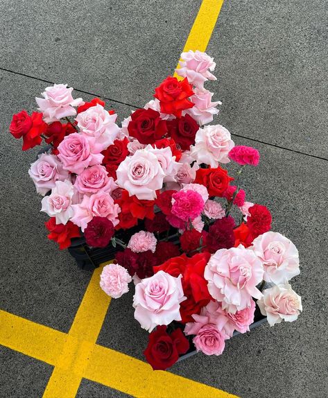 Archives from wedding season 💋 Red Pink Flowers Wedding, Pink Red Flower Arrangement, Red Summer Wedding, Red And Pink Bouquet, Red Wedding Colors, Red And Pink Wedding, Red Flower Arrangements, Pink Flowers Wedding, Pink Red Flowers