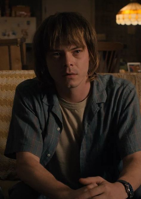 new fave pic of Jonathan Byers from season 4:) Johnathan Byers Season 4, Jonathan Season 4, Jonathan Byers Wallpaper, Jonathan Byers Season 4, Jonathan Stranger Things, Daniel Desario, Stranger Things Jonathan, Mike Bailey, Charlie Heaton