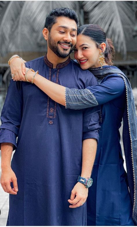 Twining Outfits Couples, Couple Poses In Kurti, Shaadi Poses, Couple Twinning Outfits, Twining Outfits, Eid Pics, Pic Poses, Outfit Options, Wedding Photoshoot Poses