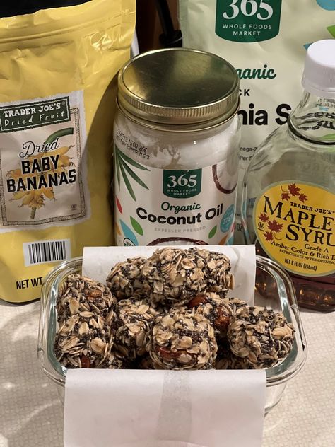 SmartPak Recipe: DIY No Bake Maple Banana Oat Horse Treats | SmartPak Blog Horse Cookies Recipes, Sugar Cubes Diy, Homemade Horse Treats, Holiday Dog Treats, Horse Nutrition, Horse Cookies, Horse Food, Banana Oat, Nutrition Supplements