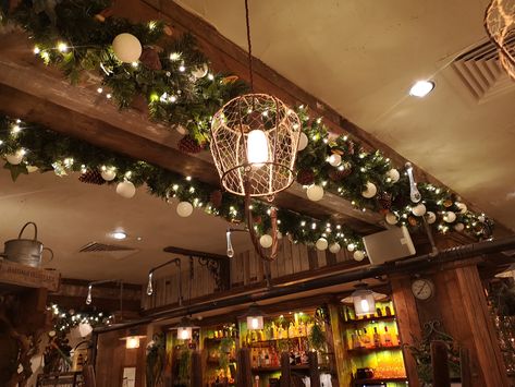 Christmas Restaurant Decorations Ideas, Pub Christmas Decor, Christmas Restaurant Decor, Restaurant Christmas Decor Ideas, Cafe Christmas Decorations, Christmas Decor Ideas For Restaurant, Christmas Restaurant Decorations, Bar Christmas Decorations, Restaurant Christmas Decor