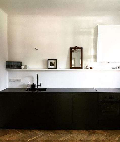 Black Minimal Kitchen, Amazing Kitchen, Black Kitchen Cabinets, New House - Kitchen, Studio Kitchen, Black Kitchens, Small Bathroom Remodel, Kitchen Style, Cheap Home Decor