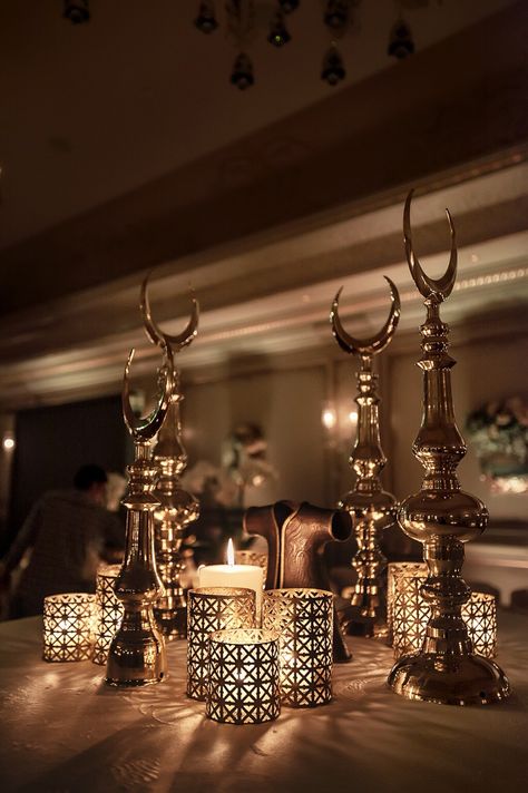 Chic henna night, ottoman Henna Night Ideas, Turkish Henna Night, Gold Table Centerpieces, Moroccan Wedding Theme, Ramadan Table Decor, Sufi Night, Ramadan Nights, Arabian Theme, Lighting Units