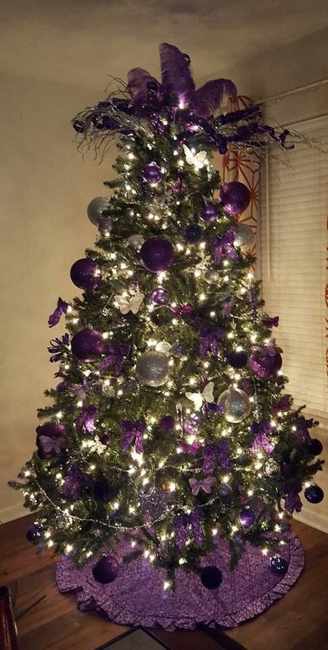 Purple Christmas Tree Decorations, Purple Christmas Decorations, Rose Gold Christmas Decorations, Purple Christmas Tree, Gold Christmas Decorations, Christmas Tree Inspiration, Purple And Silver, Purple Christmas, Beautiful Christmas Trees