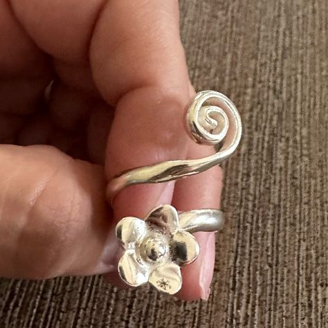 Peruvian 950 Silver Spiral Flower Ring Size 7 New Without Tags Comes In A Velvety Pouch. Boho Jewelry Silver, Funky Silver Rings, Dangle Rings, Ring Y2k, Spiral Flower, Flower Rings, Swirl Ring, Wrap Ring, Pretty Rings