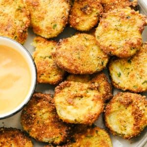 Fried Dill Pickles Recipe, Air Fryer Recipes Pickles, Air Fryer Fried Pickles, Fried Dill Pickles, Fried Pickles Recipe, State Fair Food, Pickle Chips, The Recipe Critic, Air Fried Food