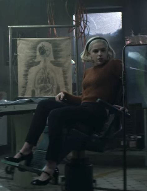 Sabrina Spellman Shoes, The Chilling Adventures Of Sabrina Spellman Outfit, The Chilling Adventure Of Sabrina Outfit, Sabrina Spell Man Outfits, Sabrina Spellman Fashion, Chilling Adventures Of Sabrina Outfits, Caos Aesthetic, Red Turtleneck Outfit, Coachella Fashion Outfits