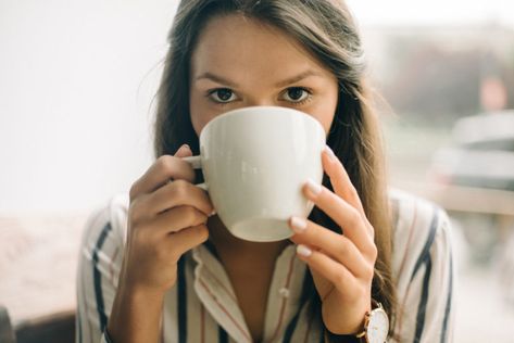 Why runners should try the coffee nap - Canadian Running Magazine Tea In The Morning, Coffee Vs Tea, Sipping Tea, Relaxing Tea, Sipping Coffee, Stained Teeth, Have A Good Night, Valerian, Coffee Creamer