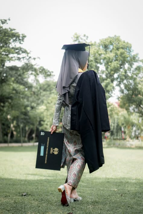 Photo Graduation Ideas, Graduation Photoshoot Outdoor, Ide Foto Wisuda Outdoor, Graduation Outdoor Photoshoot, Pose Wisuda Outdoor, Graduation Ideas Photoshoot, Outdoor Graduation Photoshoot Ideas, Graduation Photoshoot Poses, Foto Graduation