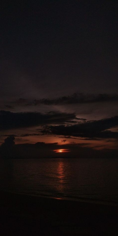 Dark Sunset Background, Authentic Background Wallpaper, Night Time Wallpaper Iphone, Dark Sunsets Aesthetic, Beach At Night Aesthetic Wallpaper, Dark Skies Aesthetic, Dark Sunset Aesthetic Wallpaper, Dark Night Sky Aesthetic Wallpaper, Evening Asthetic Picture