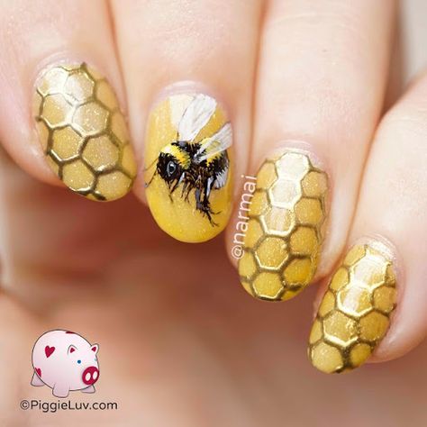 '☮ * ° ♥ ˚ℒℴѵℯ cjf Nail Room Ideas, Bee Nails, Opal Nails, Chrome Nail Art, Nail Room, Bee Art, Yellow And Black, Queen Bee, Chrome Nails