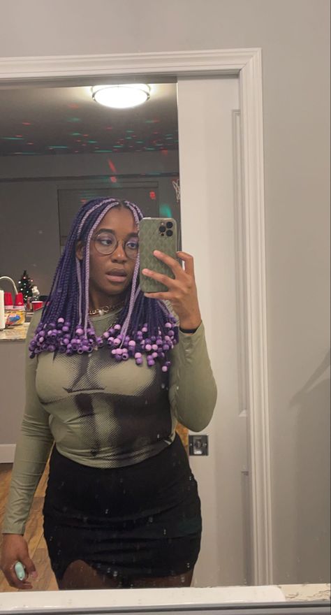 Curly Box Braids With Beads, Short Colored Box Braids, Purple Beads Braids, Purple And Silver Braids, Purple Knotless Braids With Beads, Colored Box Braids With Beads, Black And Purple Braids With Beads, Color Block Braids, Short Colored Braids