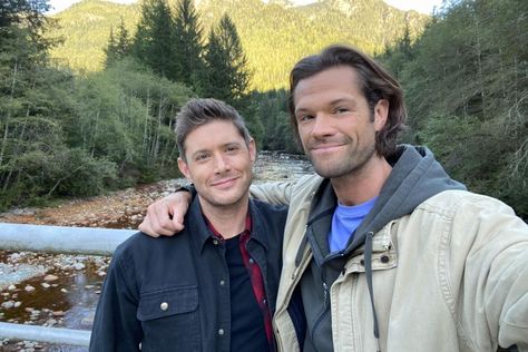 Jensen Ackles And Jared Padalecki, Friendship Photos, Boy Walking, Jensen Ackles Supernatural, Jared And Jensen, Best Friends For Life, Winchester Brothers, Supernatural Cast, Paul Wesley