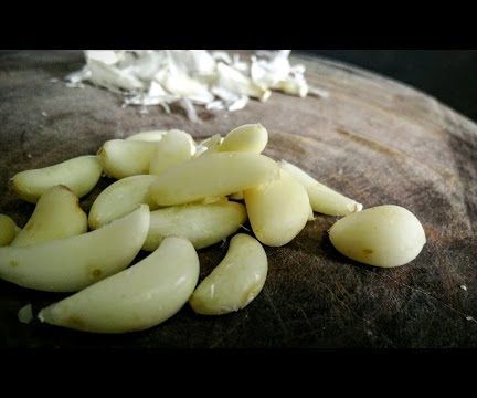 Garlic peeling tricks How To Peel Garlic, Blue Jean Chef, Homemade Chicken Nuggets, Easy Life, Chopped Garlic, Cooking Essentials, Fresh Garlic, Basic Recipes, Cooking Techniques