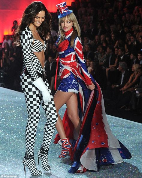 Dress Taylor Swift, Union Jack Dress, Mini Dress Fashion, Victoria Secret Fashion, Victoria Secret Fashion Show, Union Jack, Taylor Swift, Swift, Kimono Top