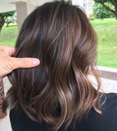 Brunette Partial Highlights Dark Hair, Partial Highlights For Brunettes Short Hair, Brunette Balayage Hair Short, Balayage Ideas, Partial Highlights, Brown Hair Inspo, Brunette Hair With Highlights, Dark Hair With Highlights, Hair Inspiration Short