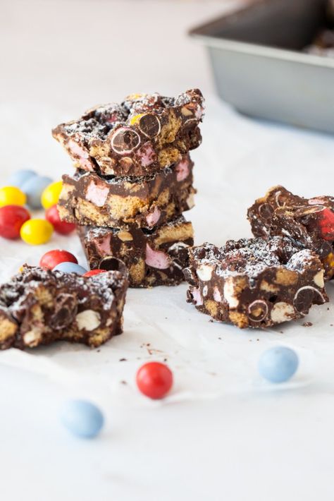 Rocky Road with #vegan mini marshmallows, crushed biscuits and lots of chocolate-y goodness. Vegan Rocky Road, Cookies Gooey, Rainbow Smoothie, Vegan Afternoon Tea, Decorated Plates, Rocky Road Recipe, Smoothie Bowl Healthy, Digestive Biscuits, Dairy Free Milk