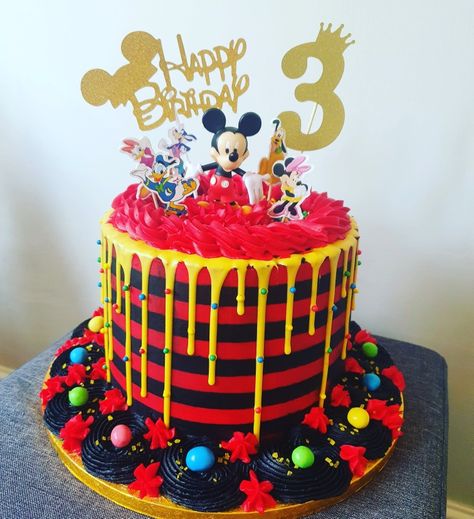 Mickey Mouse Drip Cake, Chocolate Caramel Cake, Mickey Mouse Balloons, Mickey Mouse Birthday Cake, Mickey Mouse Cake, Chocolate Drip, Mickey Mouse Birthday, Drip Cakes, Layer Cake