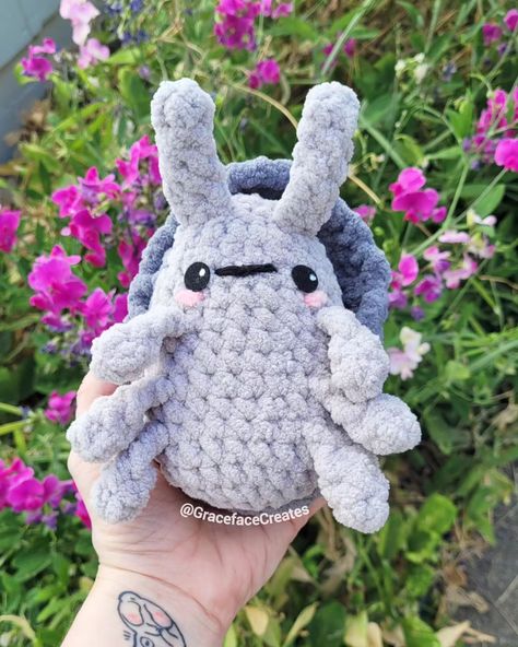 I just listed these cuties on my website for those who can't/don't crochet and would like a Pill Bug of their own 🧶🪲 If you DO crochet, the pattern is available now! Pattern: Peekaboo Pals Pill Bug by me (available on my website, Etsy, and Ravelry) Yarn: Premier Basix Chenille by @premieryarns To get your own Pill Bug or Pill Bug pattern, or to get 10% off your next yarn purchase with Premier Yarns, follow the Lincoln my Bye-oo 🥰 Tags #Peekaboopals #peekaboopalspillbug #rolypoly #pillbug ... Bug Pattern, Pill Bug, Bug Art, A Pill, My Website, Ravelry, Lincoln, Bugs, Amigurumi