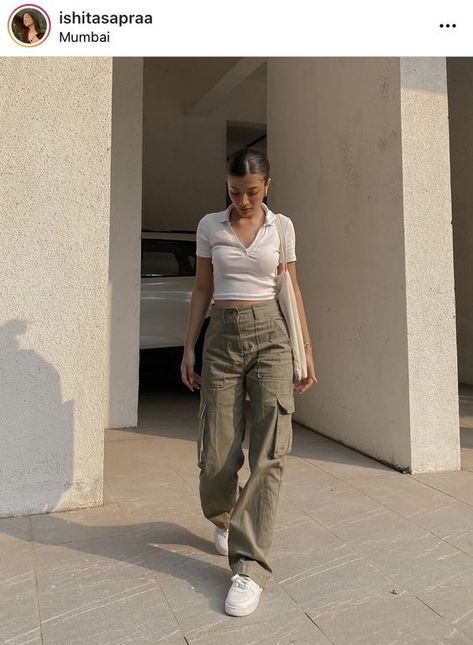 Kargo Outfits, Korean Cargo Pants Outfit, 90s Cargo Pants Outfit, Outfit With Green Cargo Pants, Oversized Cargo Pants Outfit, Green Cargo Pants Outfit Winter, How To Style Green Cargo Pants, Outfits With Green Cargo Pants, Cargo Pants Outfit Hijab