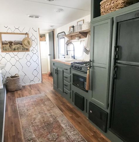 30 RV Kitchen Makeovers that will Inspire Your Inner Designer Rv Kitchen Remodel, Camper Vintage, Glamper Camper, Rv Interior Remodel, Tiny House Camper, Caravan Makeover, Camper Trailer Remodel, Vintage Camper Remodel, Trailer Decor