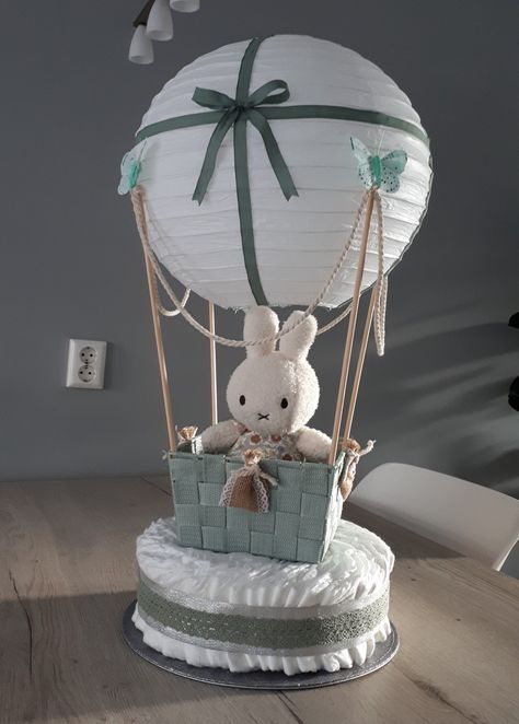 Luier luchtballon Air Balloon Gift Basket, Gift With Balloons, Diaper Gift Ideas, Baby Cadeau, Deco Ballon, Baby Shower Gift Box, Baby Present, Diaper Gifts, Baby Diy Projects