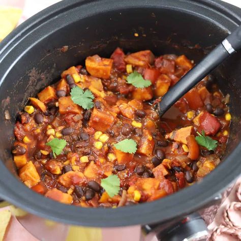 Black Bean Chilli, Potato Chilli, Gluten Free Slow Cooker Recipes, Sweet Potato Chilli, Slow Cooker Chilli, Sweet Potato Black Bean Chili, Crock Pot Sweet Potatoes, Chilli Con Carne Recipe, Sweet Potato And Black Bean