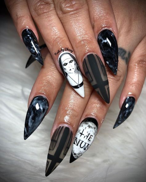 Nun Halloween Nails, The Nun Nailart, Catwoman Acrylic Nails, Werewolf Acrylic Nails, Horror Stilleto Nails, Horror Character Nail Designs, Black Nails With Skulls Art Designs, Halloween Nail Art Easy, Horror Nails