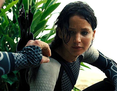 The Hunger Games: Catching Fire (2013) directed by Francis Lawrence (3/6) Peeta and Katniss Katniss Everdeen Gif Catching Fire, Peeta And Katniss Gif, Hunger Games Gif, Clove Hunger Games, Peeta And Katniss, Glenn Y Maggie, Brave Man, The Hunger Games Catching Fire, Hunger Games Peeta