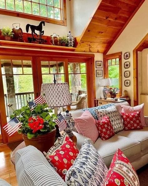 Americana Decor Living Room, Living Dining Room Ideas, Cottage Style Interiors, Maine Living, French Country Living Room, English Decor, Country Cottage Decor, Betsy Ross, Cottage Living Rooms