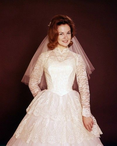 Curvy Bride Dress, Shelley Fabares, Vintage Wedding Dress Pattern, 1960s Wedding Dresses, Famous Brides, Famous Weddings, 1970s Wedding Dress, Celebrity Wedding Photos, Bride Pictures