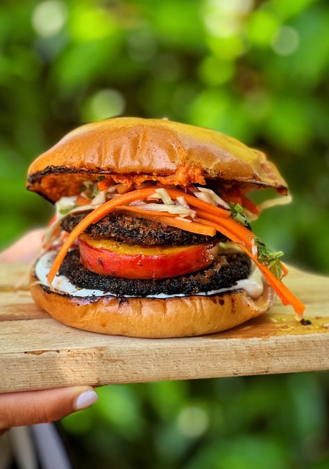 Jerk mushroom, charred Peach & Caribbean Picklese burger - Jerk Recipe, Mushroom Burger Recipe, Summer Burgers, 5 Minute Meals, Mushroom Burger, Plant Based Vegan, Vegan Bbq, Jerk Seasoning, Low Carb Vegan