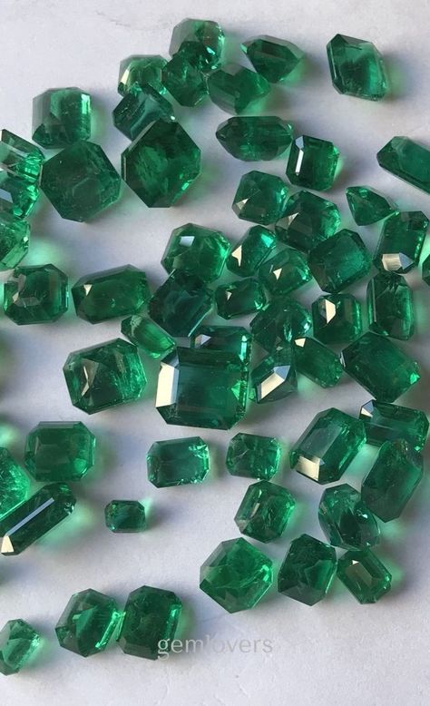 Natural Emerald Stones, Expensive Stones, Gold Jhumka Earrings, Green Pictures, Crystal Aesthetic, Emerald Gem, Jewelry Stone, Emerald Color, Minerals And Gemstones