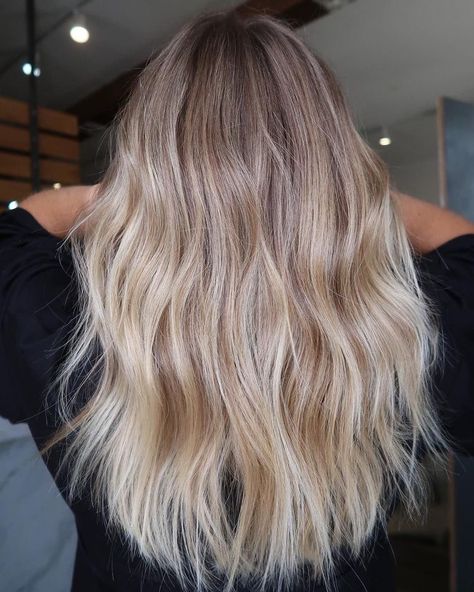 Teasy Highlights, Current Hair Color Trends, Teasy Lights, Balayage Straight, Balayage Straight Hair, Beachy Hair, Balayage Blonde, Blonde Hair Looks, Short Hair Balayage