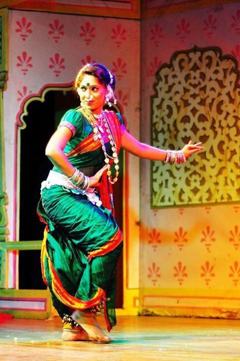 Famous #LavaniDance Form of #Maharashtra..!! Lavni Dance, Lavani Dance, India Dancing, Indian Dances, Dance Forms, Kashta Saree, Dance Of India, Cultural Dance, Nauvari Saree