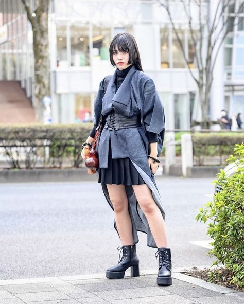 Japanese Street Fashion Kimono, Kimono Fashion Street Style Casual, Kimono Street Style, Genderless Fashion, Kimono Outfit, Korean Outfit Street Styles, Casual Kimono, Kimono Design, Tokyo Street Style