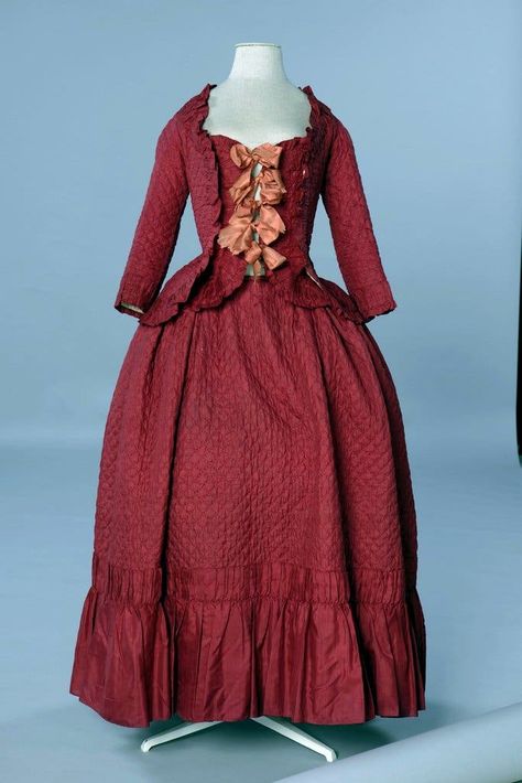 A red quilted silk taffeta dress, circa 1780 – 1785, shows that bold use of color in high fashion is not a new concept. 1780s Fashion, 18th Century Womens Fashion, 18th Century Dresses, 1700 Fashion, 18th Century Women, Quilted Dress, American Duchess, 18th Century Dress, 18th Century Costume