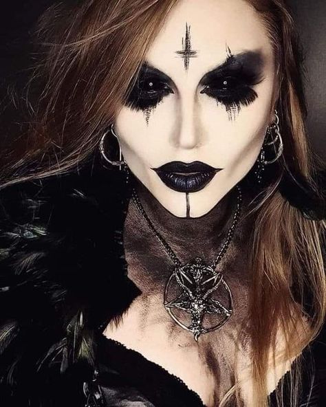 Demon Costume Female Halloween, Awesome Halloween Makeup, Vamp Makeup, Vikings Halloween, Demon Makeup, Queen Halloween Costumes, Demon Costume, Creepy Halloween Makeup, Halloween Makeup Diy