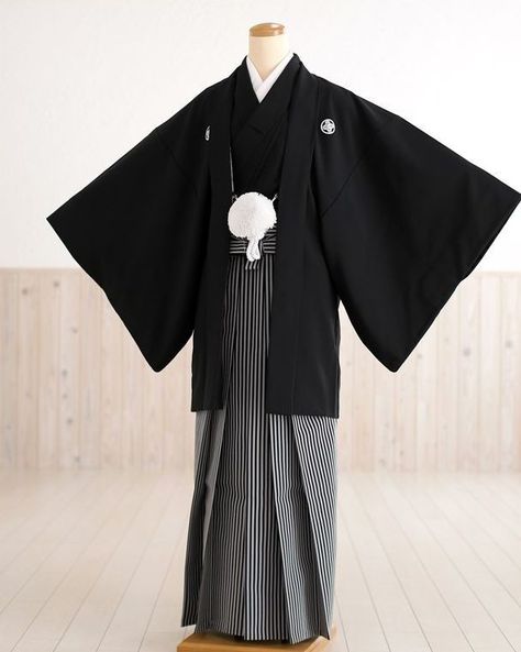 Yukata Men, Japanese Kimono Male, Mens Outdoor Fashion, Japan Dress, Japanese Traditional Clothing, Modern Kimono, Traditional Japanese Kimono, Male Kimono, Japanese Men