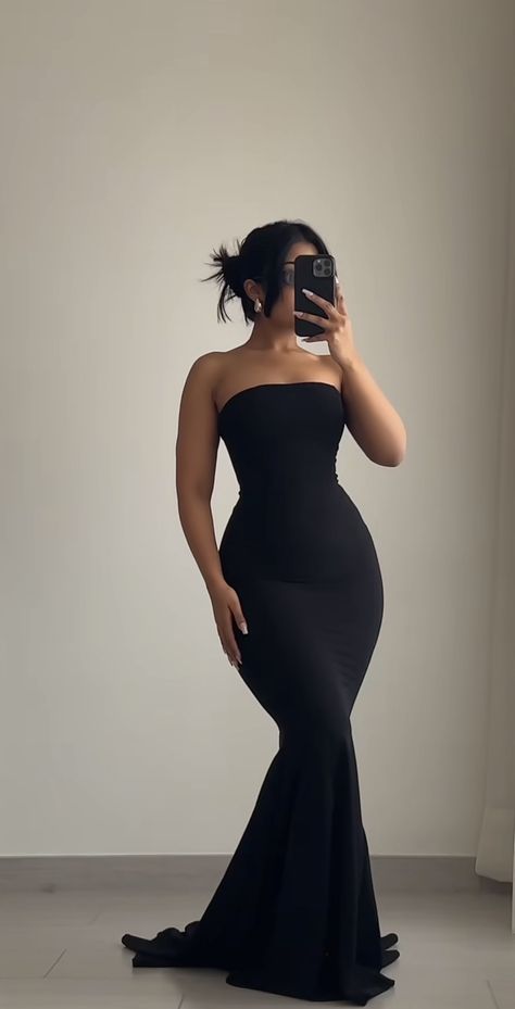 Long Black Dress Classy Elegant, Black Dresses Classy Long, Fitted Gowns Classy, Long Dress Birthday Outfit, Dinner Dresses Black Women, Deres Woman, Nightclub Outfit Club Style, High Value Woman Outfit, Bodycon Black Dress